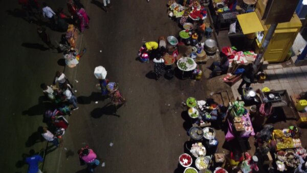 Koforidua Night Market Sellers Traders Crowd Busy Cars Traffic