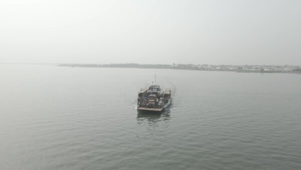 Ferry Yeji Lake Volta Moving Cars Passengers